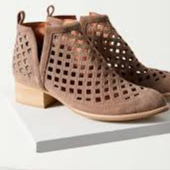 Jeffrey Campbell Taggart Open Weave Cut Out Bootie Suede Beige Tan Size 8 - Picture 2 of 13